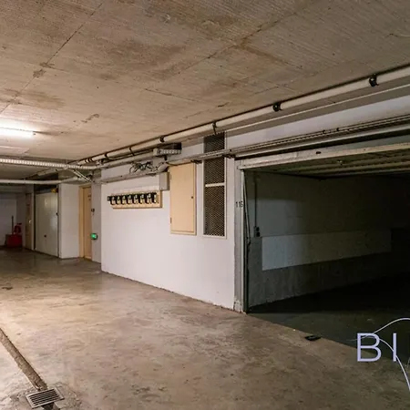 Spacious Pool And Parking Apartment