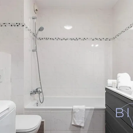 Spacious Pool And Parking *