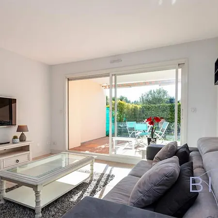 Spacious Pool And Parking Appartement